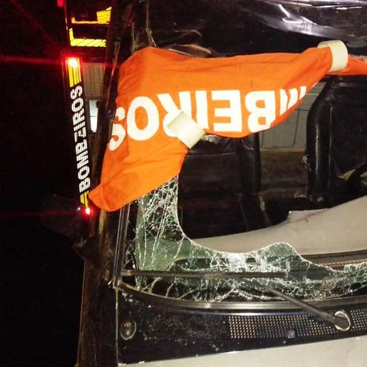 Capotamento de veículo deixa dois feridos na BR-163