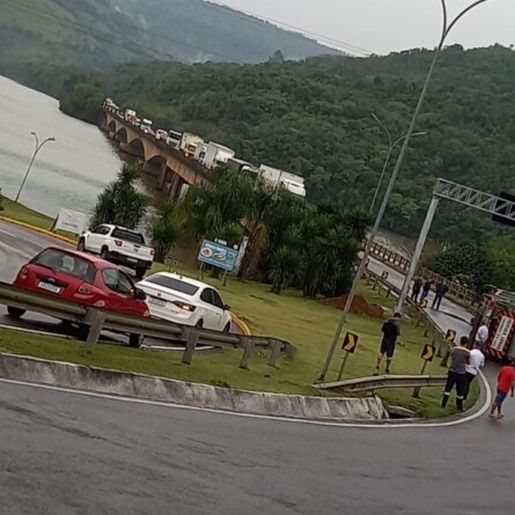 Caminhão cegonha tomba e bloqueia SC - 480, em Chapecó