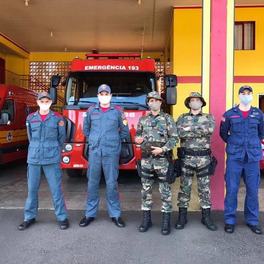 Bombeiros e PMA resgatam ave encontrada embaixo de veículo em Iporã do Oeste