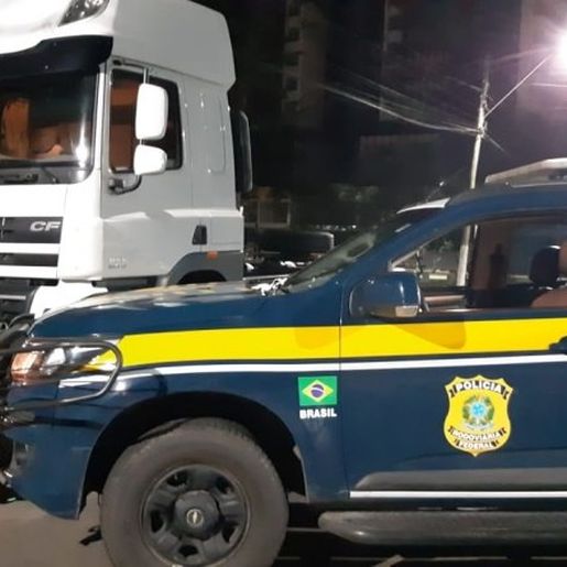 PRF recupera caminhão furtado há dois meses avaliado em meio milhão de reais