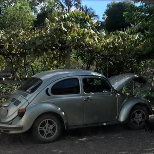 Adolescentes são flagrados com travesti dentro de Fusca furtado no RS