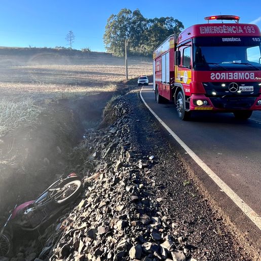 Homem fica ferido após queda de moto no interior de Cunha Porã
