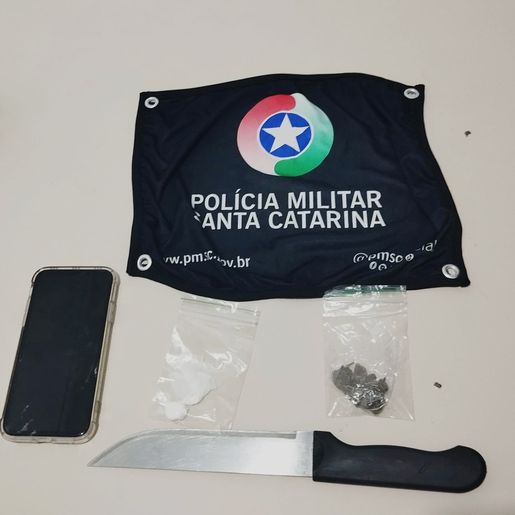 Após empreender fuga da PM, rapaz é preso com faca, cocaína e maconha em SMO