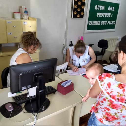 Famílias formam fila para vacinação de crianças em SJCedro