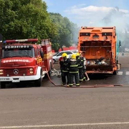 Caminhão de recolha de lixo é atingido por incêndio
