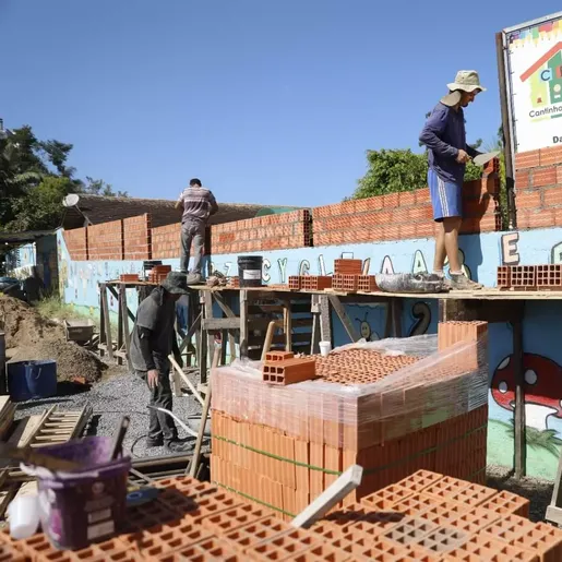 Empresário abre mão do trabalho e manda equipe inteira para ajudar em creche
