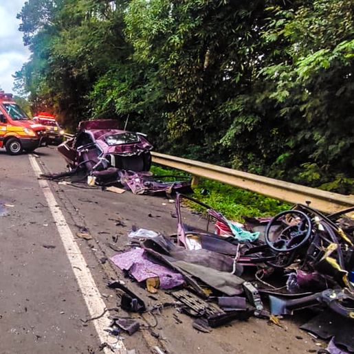 Colisão com caminhão deixa carro partido ao meio na BR-282; confira