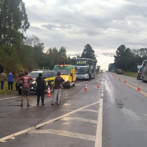 Acidente entre ônibus e carro mata quatro pessoas em SC