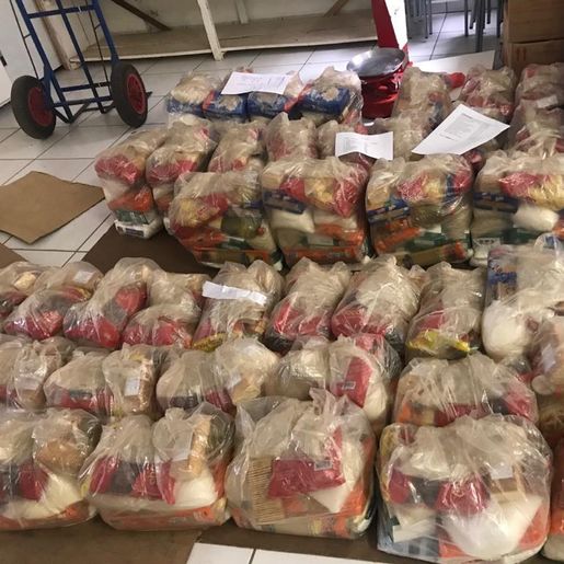Educação entrega kits alimentação para alunos beneficiários do Bolsa Família