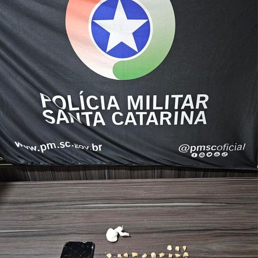 PM prende dois homens por tráfico de drogas no centro de Maravilha