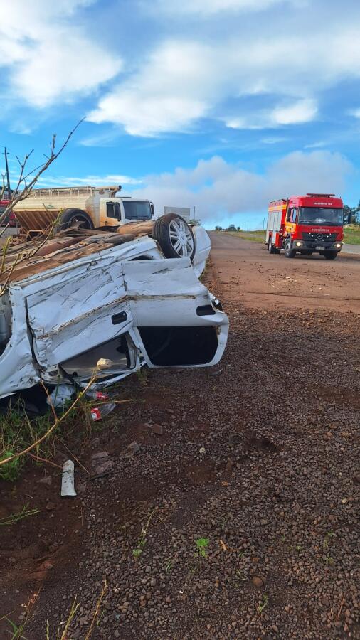 Carro capota na BR-163 entre São José do Cedro e Guarujá do Sul