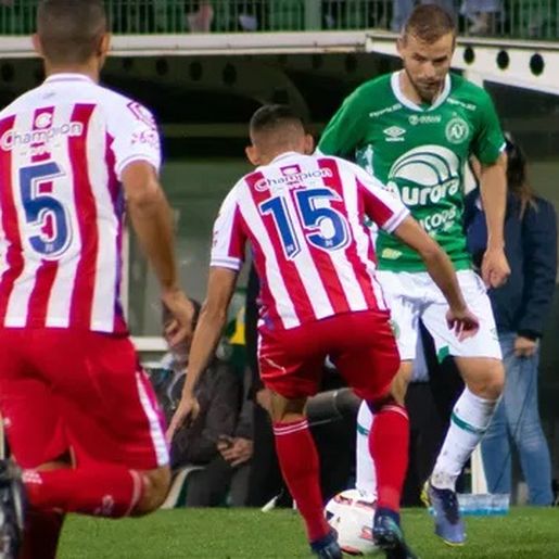 Chape vence o Náutico e garante permanência na Série B