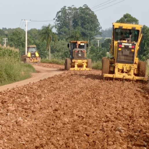 Setor de Obras de Iporã do Oeste atua com três equipes na recuperação de estradas
