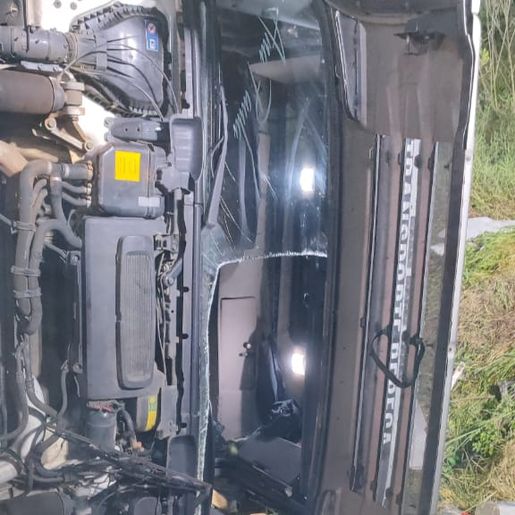 Motorista tem perna esmagada em capotamento na SC-157