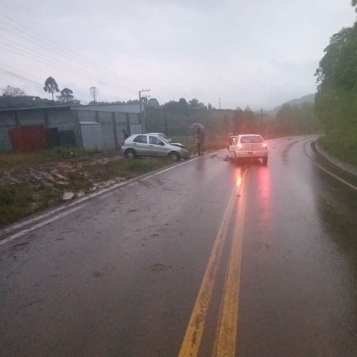 Colisão entre dois carros deixa feridos em São Lourenço do Oeste