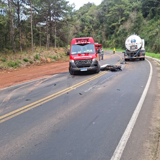 Jovem morre e outro fica gravemente ferido em colisão entre moto e caminhão na SC-155