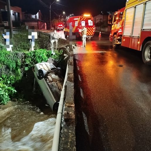 Carro capota, cai em rio e duas pessoas ficam feridas em Maravilha
