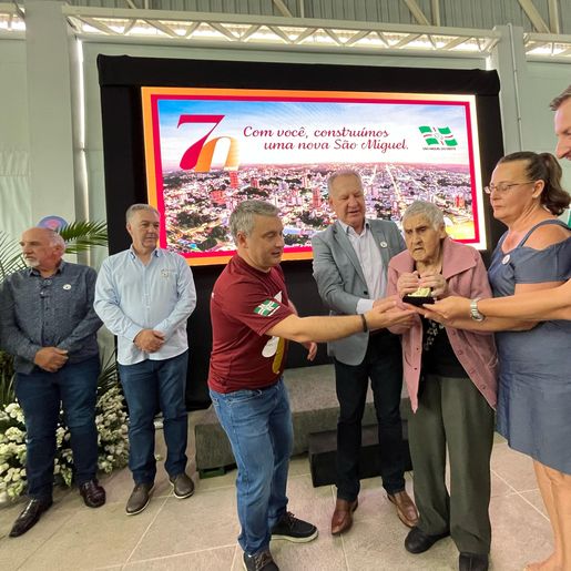 Município presta homenagens para personalidades e pioneiros de SMO
