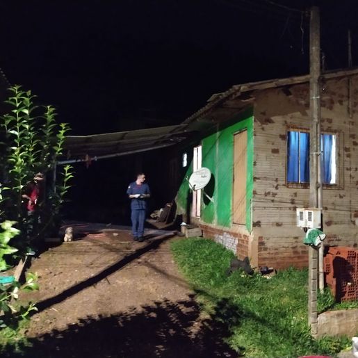 Princípio de incêndio em residência mobiliza Bombeiros, em Riqueza