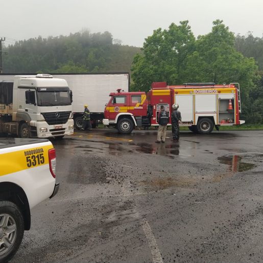 Colisão entre caminhão e carreta deixa motorista ferido entre SMOeste e Maravilha