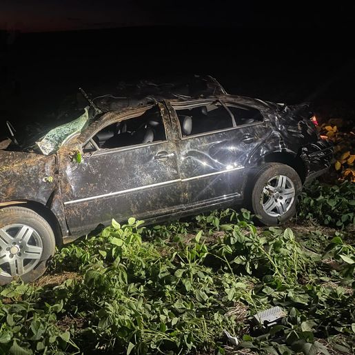 Saída de pista seguida de capotamento deixa quatro feridos na SC-160, em Campo Erê