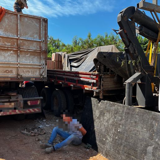 PM flagra caminhão e carreta carregados com vinho e cigarro em SMO