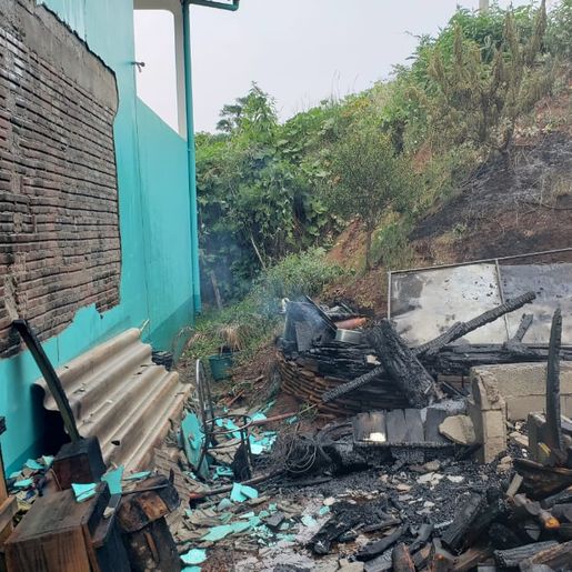 Bombeiros combatem incêndio em depósito de madeira