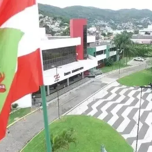 Governo de SC suspende nomeações de servidores e reajustes até maio de 2024