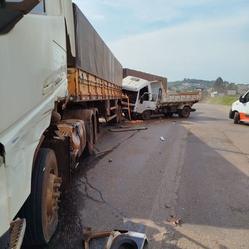 Colisão entre caminhão e carreta deixa um ferido na BR-282 em Maravilha