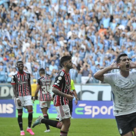 Grêmio vence o São Paulo de virada e entra no G4 do Brasileirão