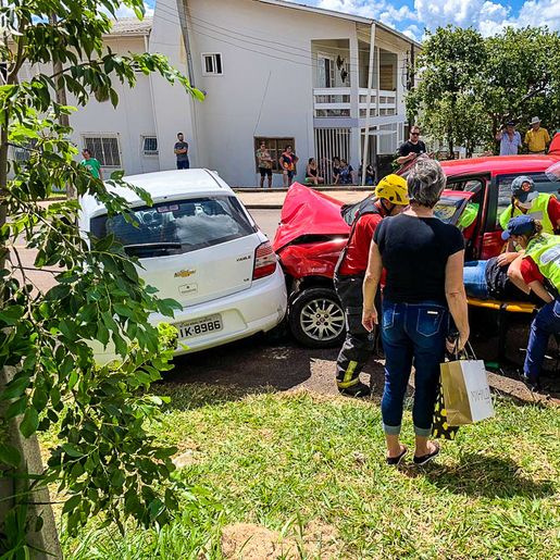 Colisão entre carros deixa mulher ferida em SMOeste