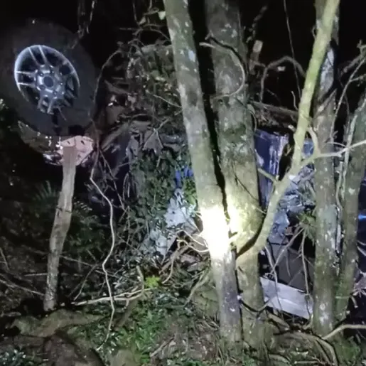 Mulher morre após carro cair de ponte de quase 5 metros de altura