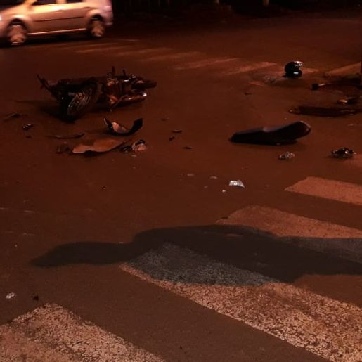 Motociclista fica ferido em queda no centro