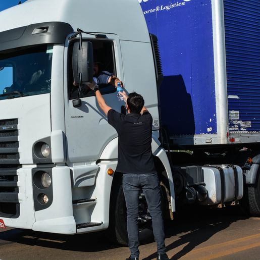 VÍDEO: Concessionária e PRF entregam lanches a caminhoneiros na BR-282