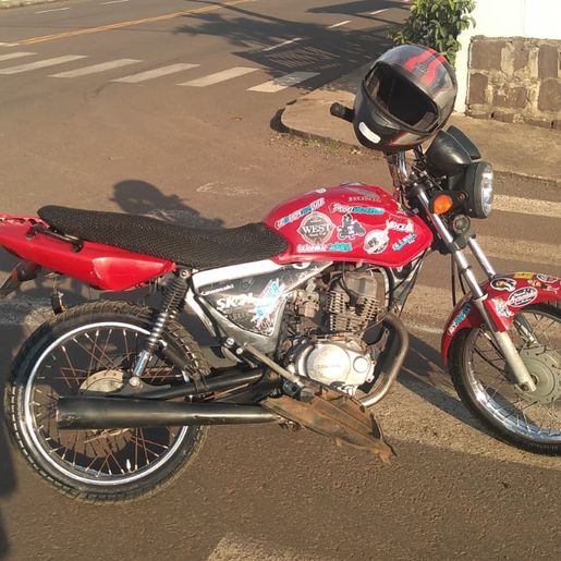 Acidente entre carro e motocicleta deixa homem ferido