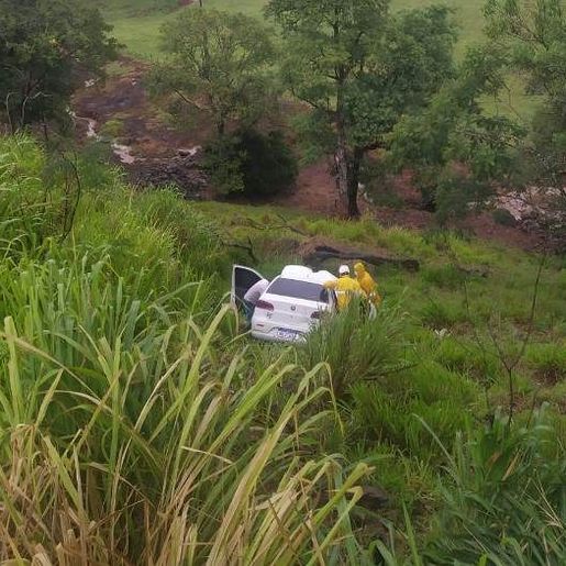 Carro com quatro pessoas sai da pista na SC- 157