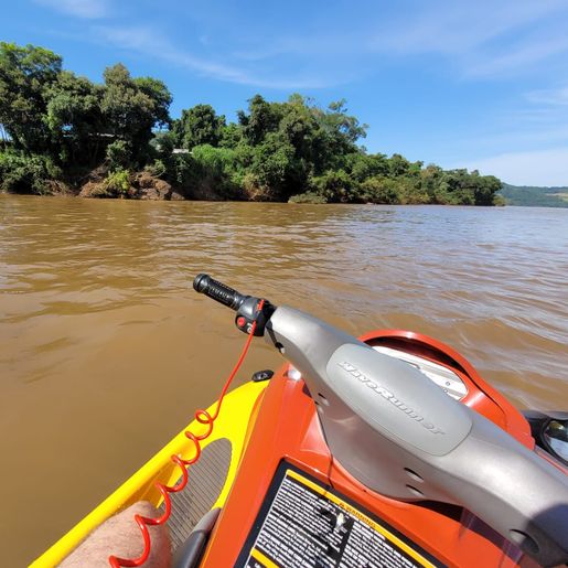 Homem é resgatado pelos bombeiros no Rio Uruguai, em Itapiranga