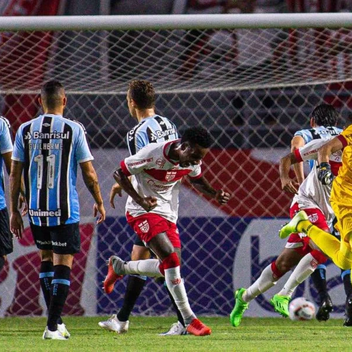 Com dois gols de goleiro e um a menos, CRB vence o Grêmio em Maceió