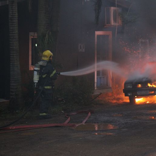 Incêndio destrói veículo próximo da BR-282 em São Miguel do Oeste
