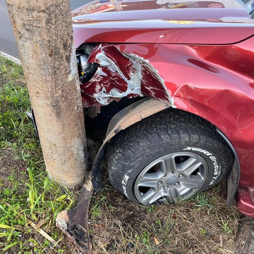 Motorista perde o controle e bate em poste na Willy Barth, em SMO