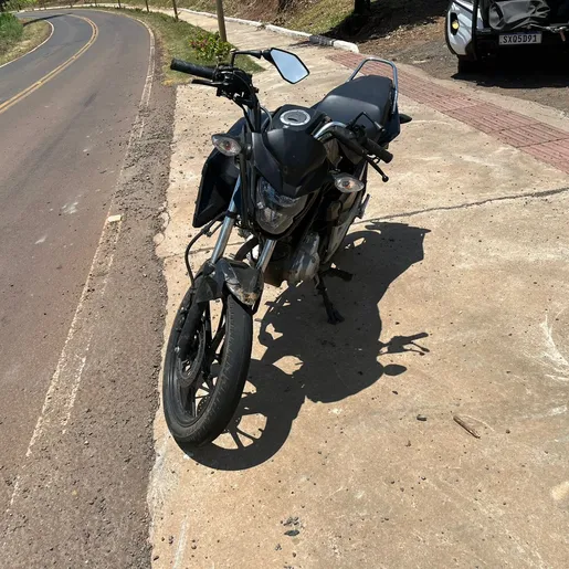 Adolescente sem CNH fica ferido em colisão entre moto e carro em Bandeirante