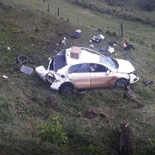 Carro cai em uma ribanceira de 80 metros