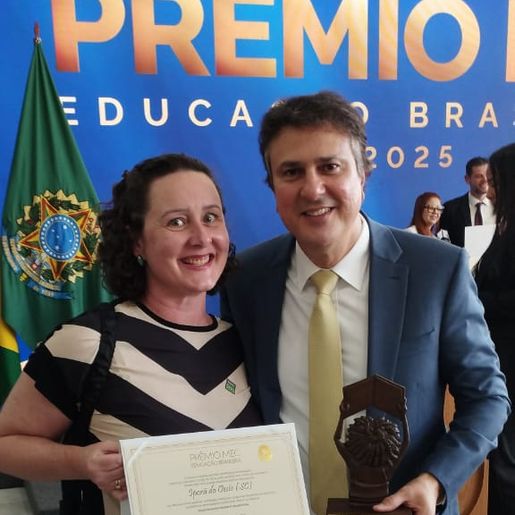 Iporã do Oeste recebe prêmio nacional por excelência na educação