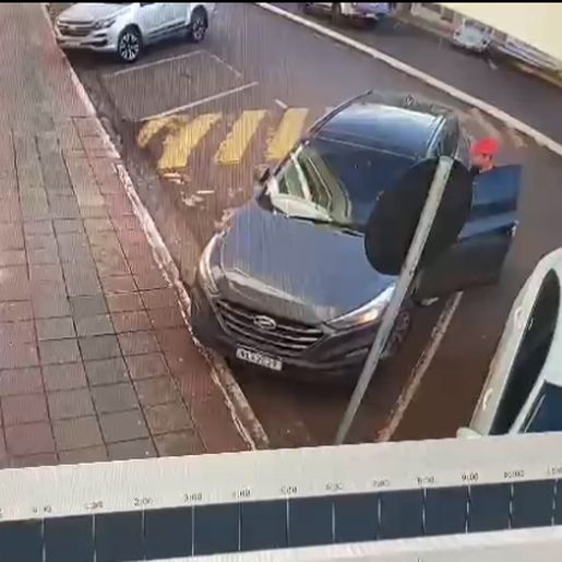 VÍDEO: Criminosos invadem consultório odontológico, assaltam e fogem com camionete