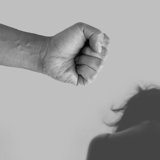 Novas leis brasileiras vão combater violência e ampliar direitos da mulher