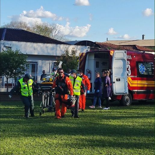 Helicóptero resgata trabalhador após acidente com empilhadeira em Sul Brasil