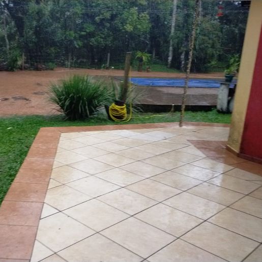 Chuva deixa cidade alagada e pessoas ilhadas na região