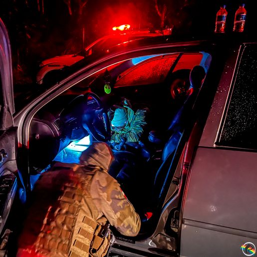 Com cocaína no tênis, dupla é presa pela PM por tráfico de drogas na BR-282