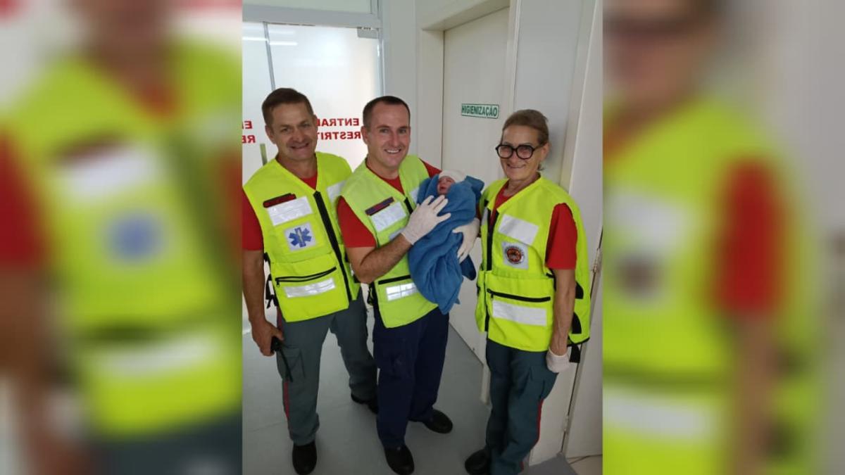 Bombeiros auxiliam em parto de bebê em residência de Itapiranga