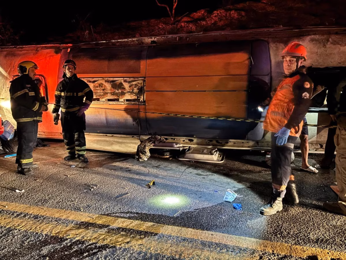 Ônibus que tombou e deixou três mortos no ES fazia viagem irregular, diz ANTT